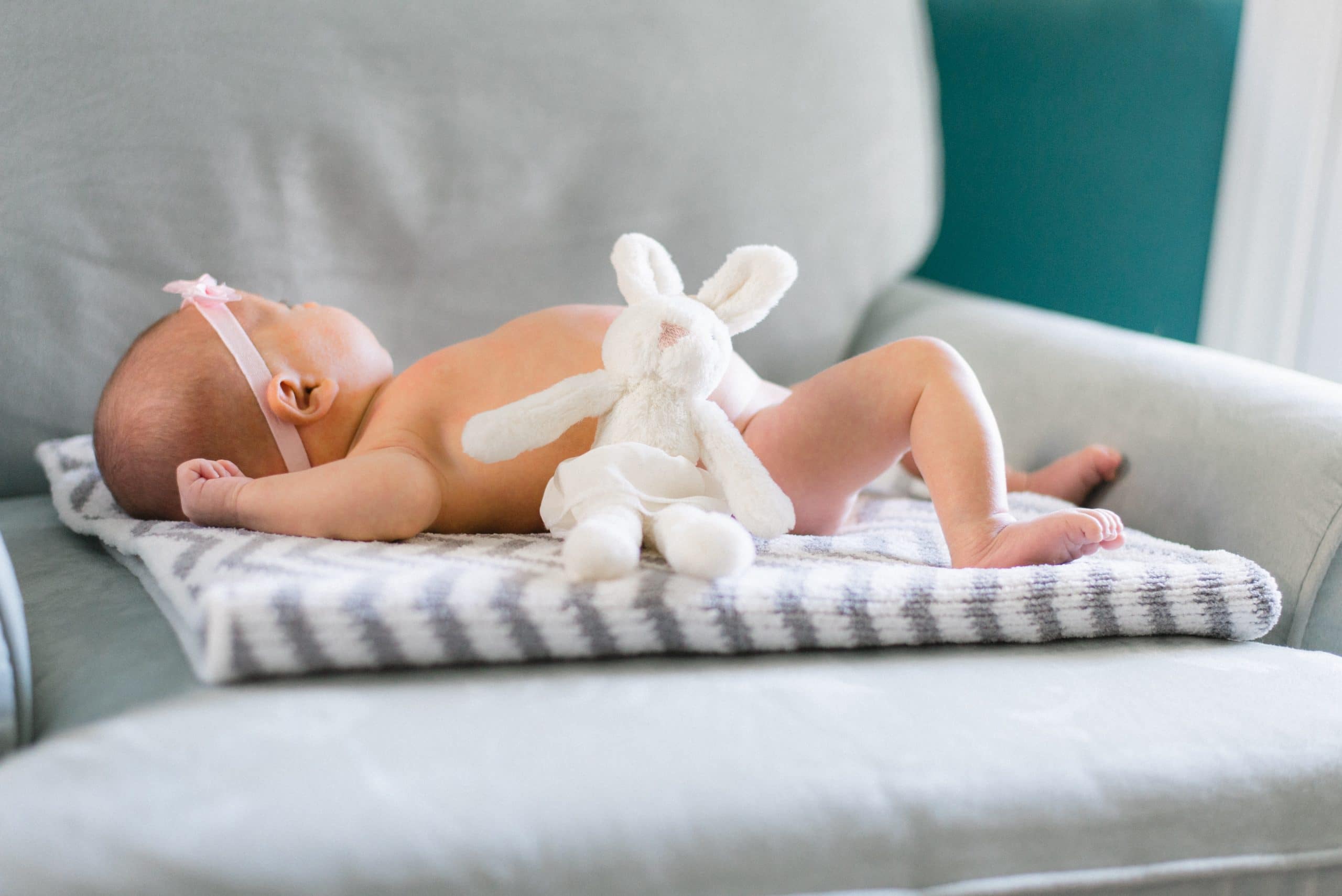 Bébé avec un doudou offert en cadeau de naissance